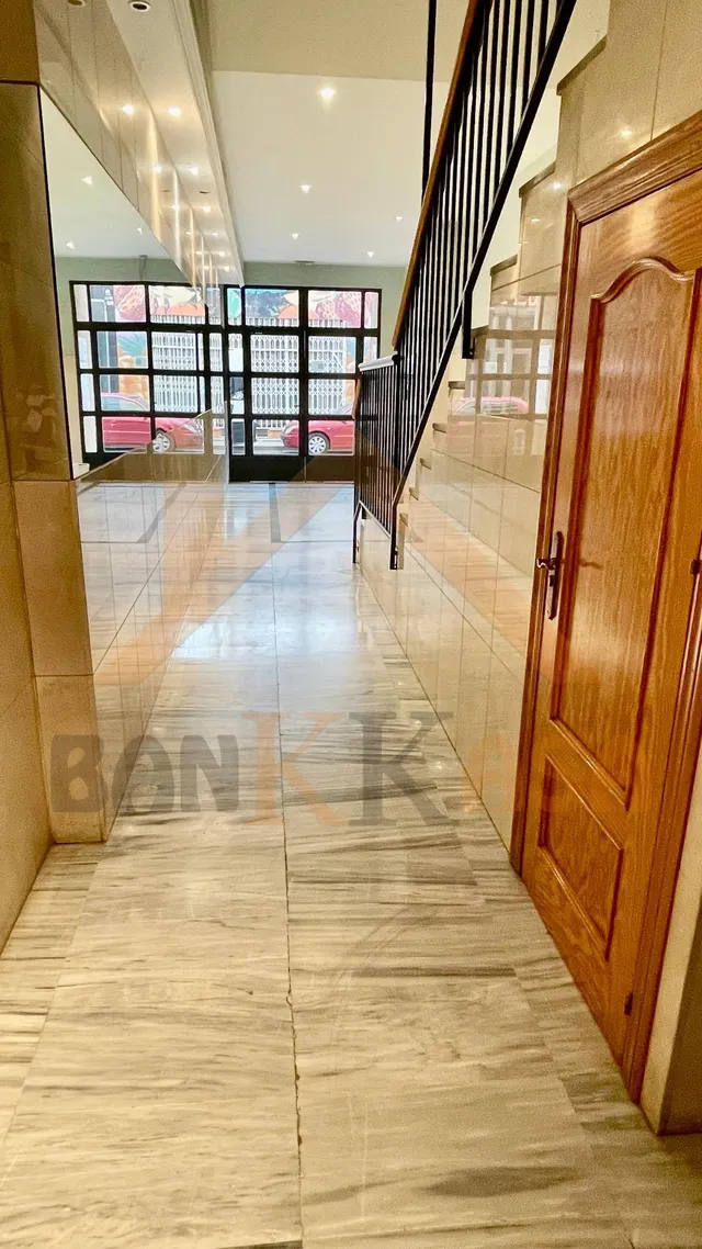AMPLIO PISO DE 3 DORMITORIOS — 27