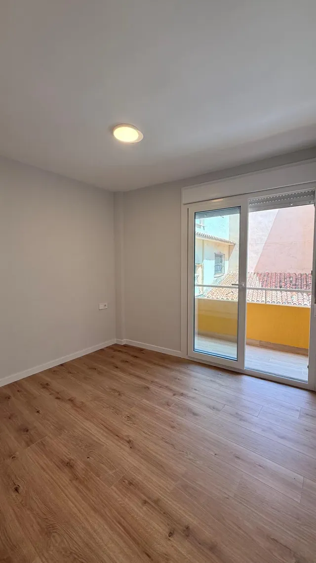 Apartamento reformado en Fuengirola, segunda línea de playa junto al puerto con licencia turística — 16