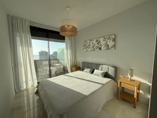 Apartamento de 2 dormitorios y 2 baños en Benidorm Beach - foto 3