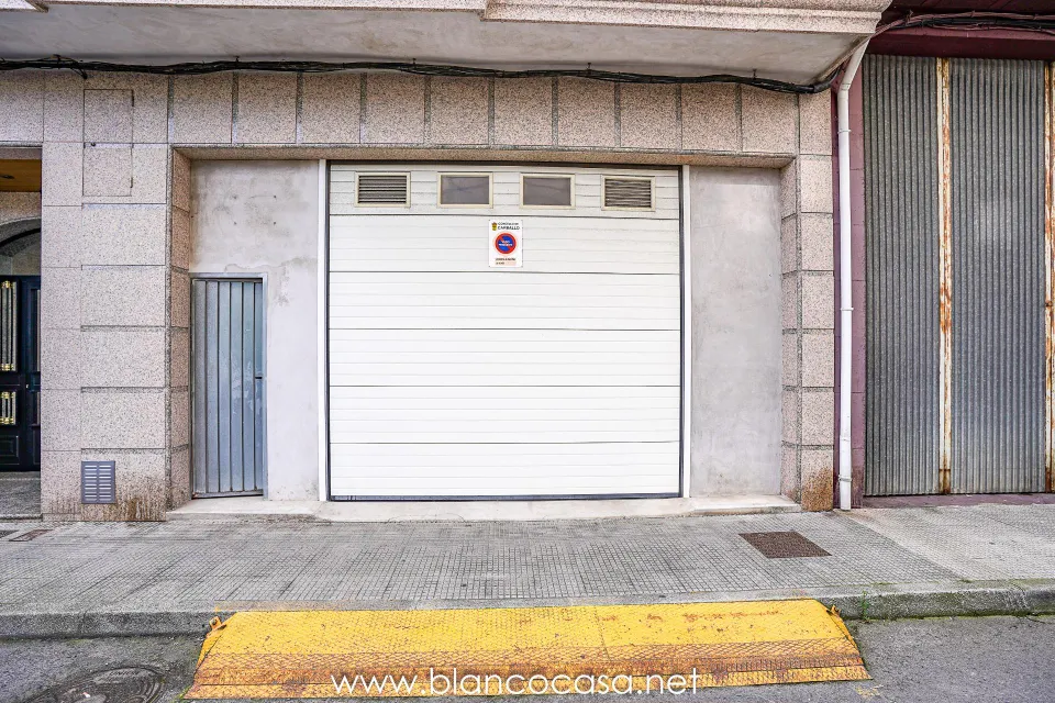 Alquiler de  Local con Sótano en Calle Tarragona, Carballo por Sólo 390 €/Mes!