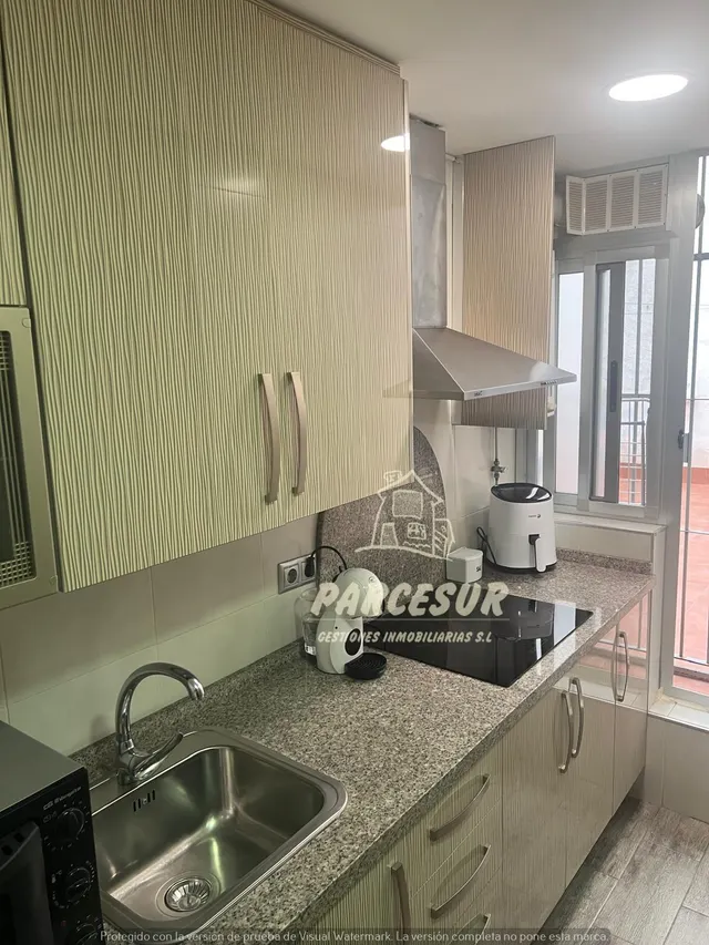 CIUDAD JARDIN - Piso interior de 60 m con 2 habitaciones, suelo imitacion madera gris. — 8