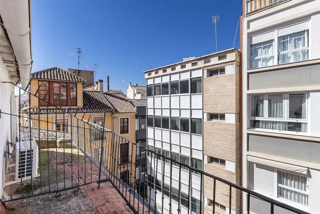 Edificio junto a Plaza Bib-rambla. — 27