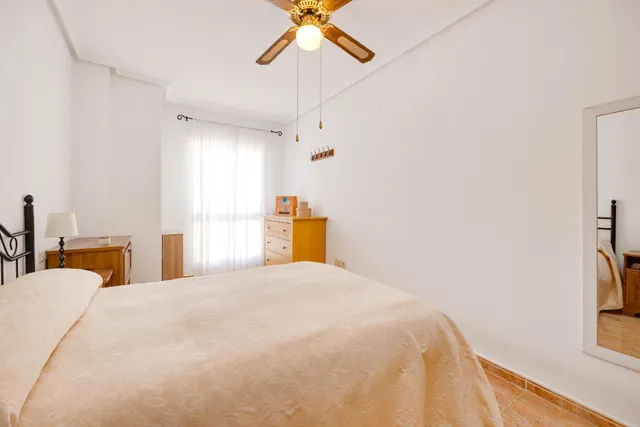 Apartamento de dos dormitorios con piscina comunitaria en el centro de Torrevieja — 20