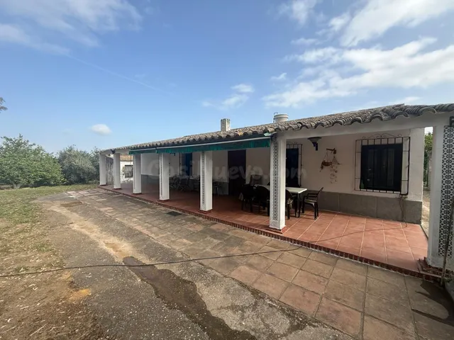 Exclusiva finca con caserío, jardín y piscina en entorno nat - foto 2