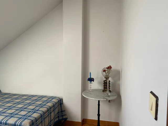 SE VENDE DÚPLEX AMUEBLADO. COCINA, SALÓN, 3 HAB., 2 BAÑOS, TRASTERO Y PLAZA DE GARAJE. — 16