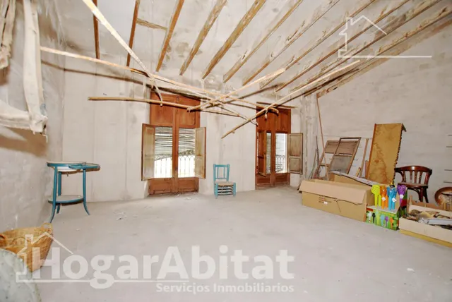 Amplia casa esquinera con terraza y trastero en el centro — 41
