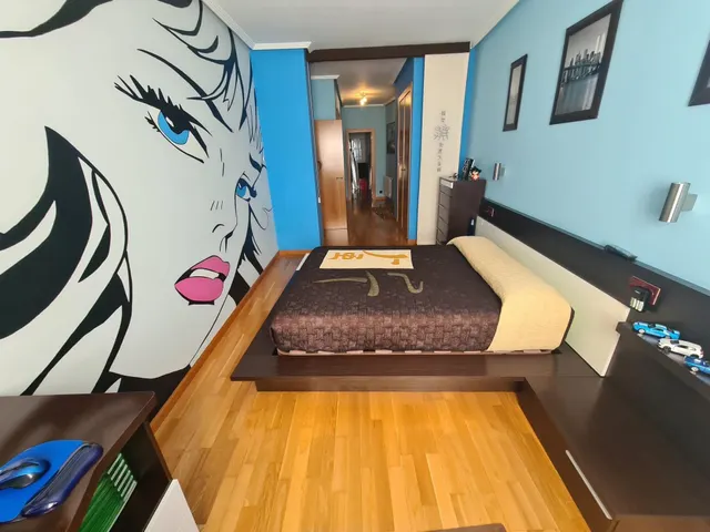 Se vende amplísimo apartamento, amueblado y equipado, cocina, salón, 2 hab., 2 baños. Para entrar. — 8