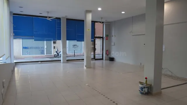 Local comercial con grandes escaparates