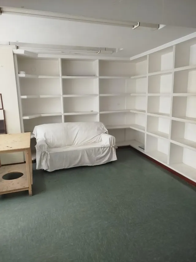 Se alquila local ideal para consulta u oficinas  entre el Hospital Puerta Del Mar y Paseo Maritimo. — 10