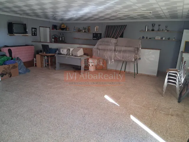 SE VENDE CASA CON PATIO EN LOS ANGUIJES. — 23