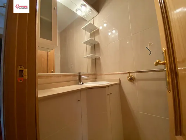 En Burgos C/ Alfareros. Se alquila precioso piso de cuatro habt, baño, aseo, garaje. — 23