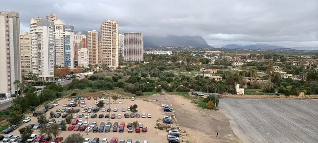 OPORTUNIDAD EN BENIDORM! PISO DENTRO DE URBANIZACIÓN Y CON E - foto 2