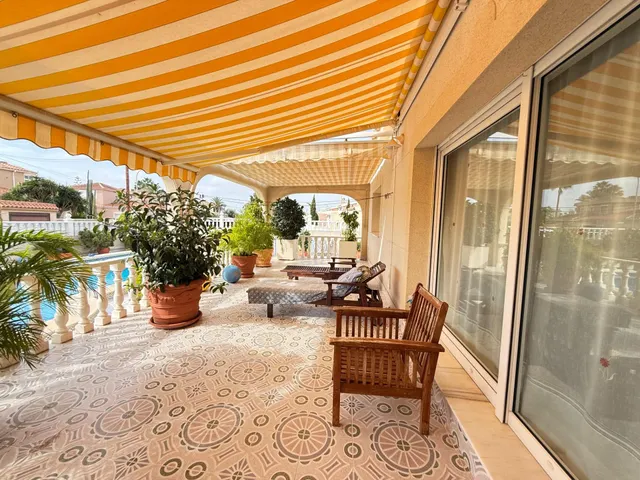 Impresionante Chalet Independiente en El Chaparral, Torrevieja — 27