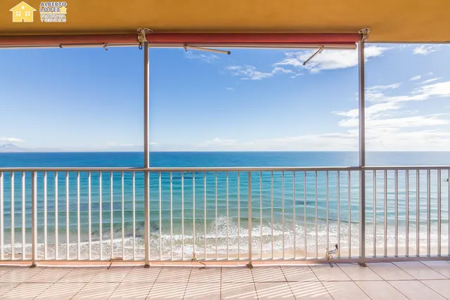 Apartamento en venta en primera línea de playa en Los Arenales del Sol, la propiedad está afectada por la Ley de Costas — 10