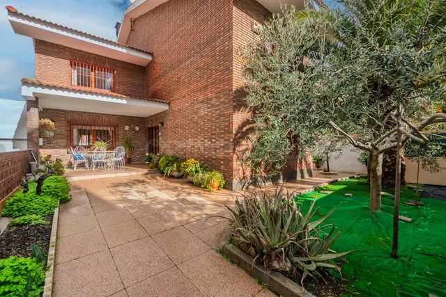 Chalet único en Carabanchel Alto – Parcela, piscina y jardín - foto 3