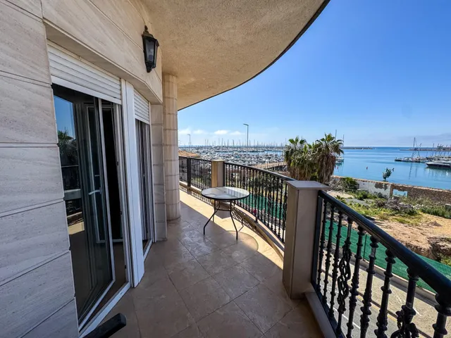 ¡Frente al mar y al puerto de Torrevieja, en pleno centro! — 4