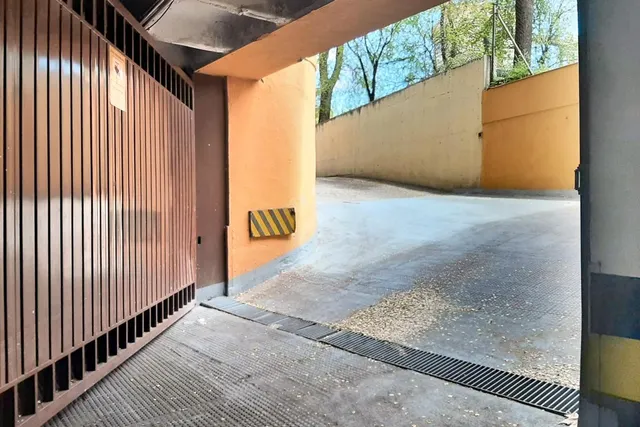 Plaza de Garaje con acceso directo desde ascensor en Avenida de Burgos. — 8