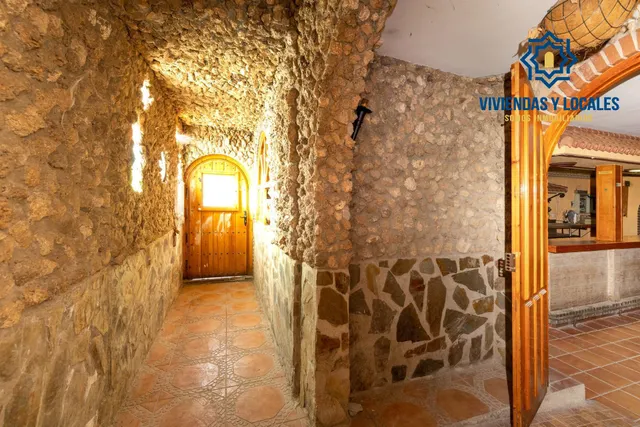 Terreno urbanizable, actualmente hay un restaurante. — 21