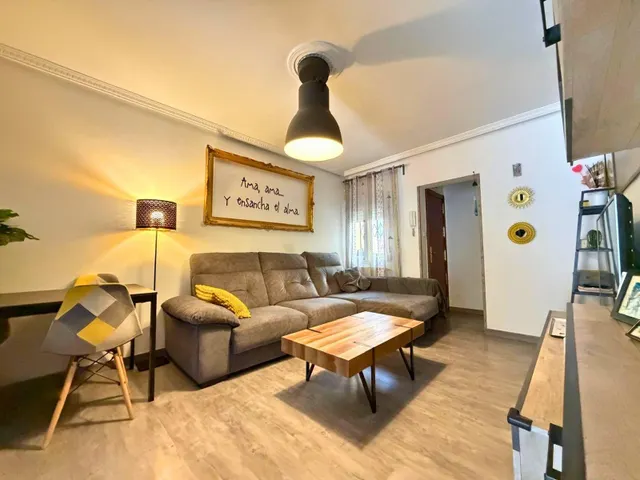 PISO EN VENTA CON TERRAZA EN PORTAZGO, PUENTE DE VALLECAS.