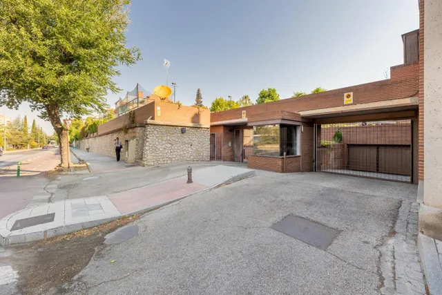 CHALET ADOSADO EN ZONA LA CALETA — 2