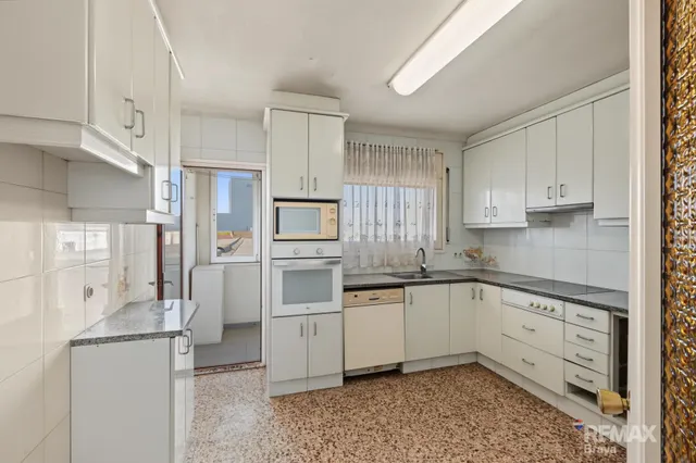 Girona, Domeny | Gran Oportunidad: Edificio de 702 m2 con Taller, Vivienda y Patio — 18