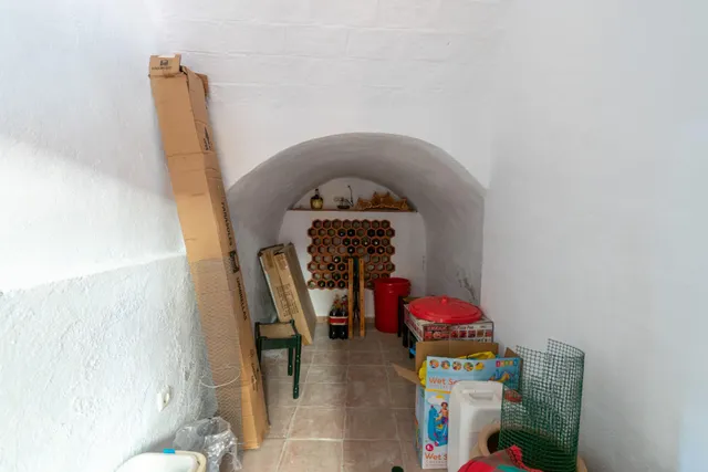 Casa de grandes dimensiones ubicada en la calle Duende, cerca de la Plaza del Conde Luque. — 22