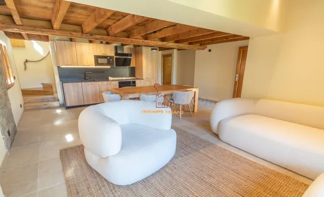 céntrica casa con jardín - foto 3