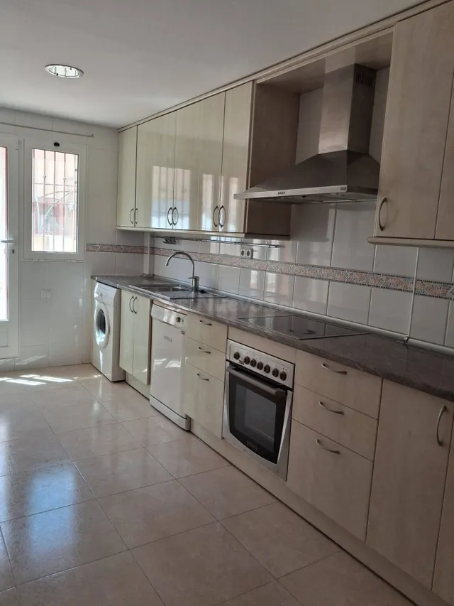 Chalet adosado en Los Alcázares con garaje, jardín, terraza  - foto 4