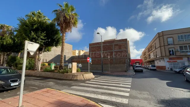 ESQUINA ESTRATÉGICA: Solar 443m2 en Cabañuelas. Garajes/Loca - foto 3