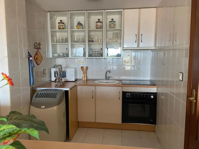 SE VENDE DÚPLEX AMUEBLADO. COCINA, SALÓN, 3 HAB., 2 BAÑOS, TRASTERO Y PLAZA DE GARAJE. — 5