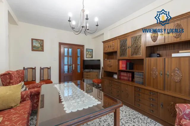 Piso de 3 dormitorios en calle milán, zaidín | muy luminoso y con gran potencial — 4