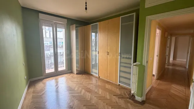 Se alquila piso muy luminoso de dos dormitorios y dos baños  - foto 2