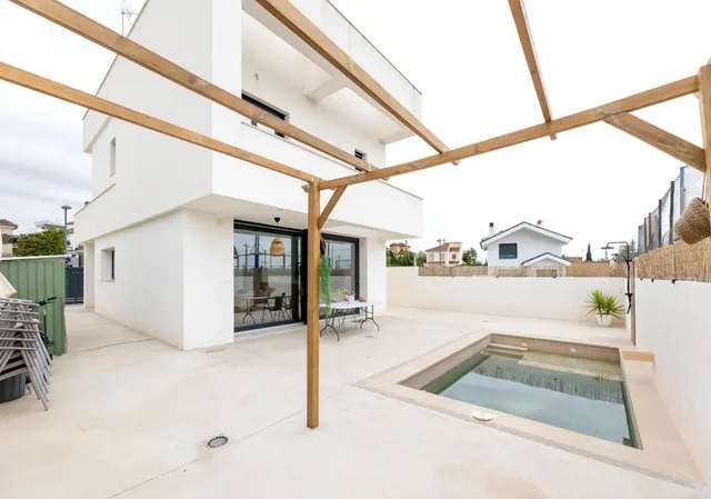 Bonita casa independiente de reestreno en zona residencial de la Zubia — 12