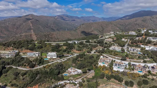Terreno de 2300 m2 en Benahavís con vistas al mar — 9