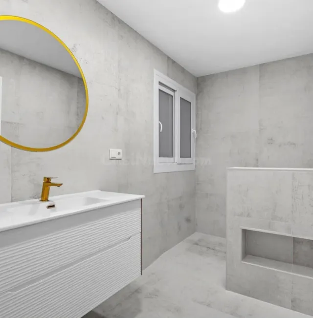 GRAN APARTAMENTO EN TORREVIEJA: 3 HAB, 2 BAÑO — 4