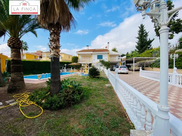 Gran Casa Independiente con piscina y zonas ajardinadas. — 9