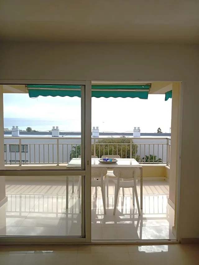 Amplio y luminoso piso de 3 dormitorio con impresionantes vistas al mar en la Carihuela, Torremolinos — 10
