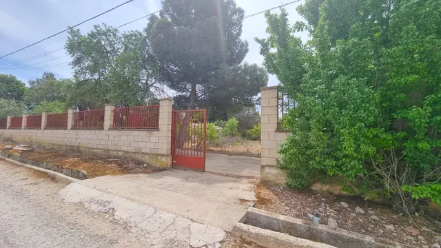 SAN MATEO DE GALLEGO,  PARCELA URBANA VALLADA de  1.860 m2. — 2