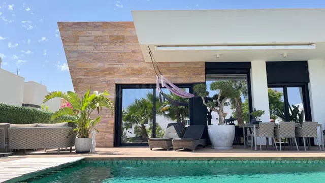¿Lujo, vistas al mar y paz absoluta? Tu oasis privado te espera en Finestrat. — 24