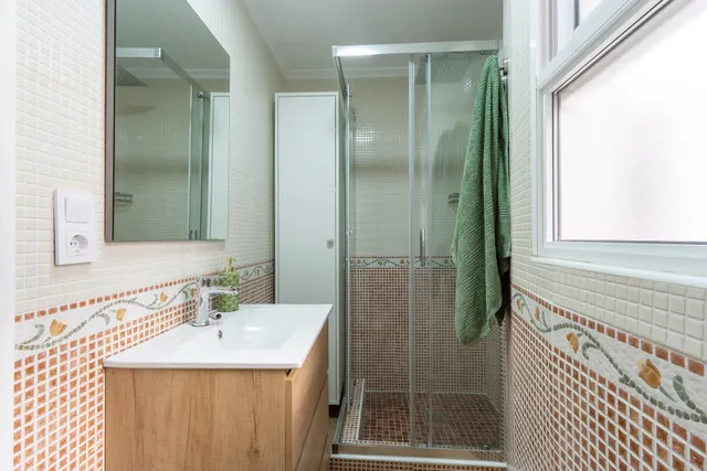 Ático renovado con estilo y balcón cerca de la playa — 13