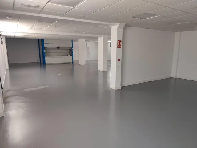 Nave en Poligono de Las Quemadas totalmente reformada y perfectamente instalada para uso mixto de oficinas y almacen — 10