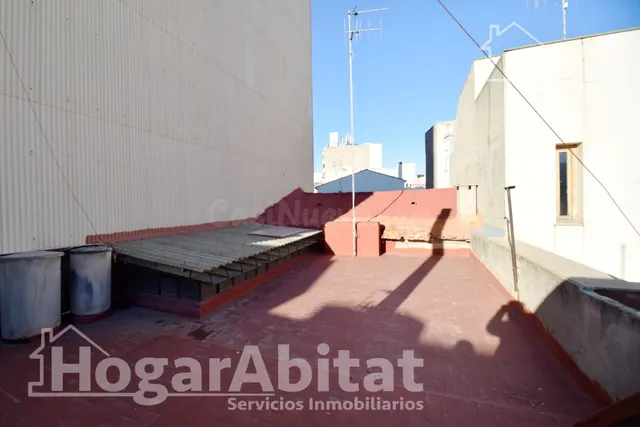 MAGNIFICA CASA CON TERRAZA Y LOCAL COMERCIAL EN EL CENTRO