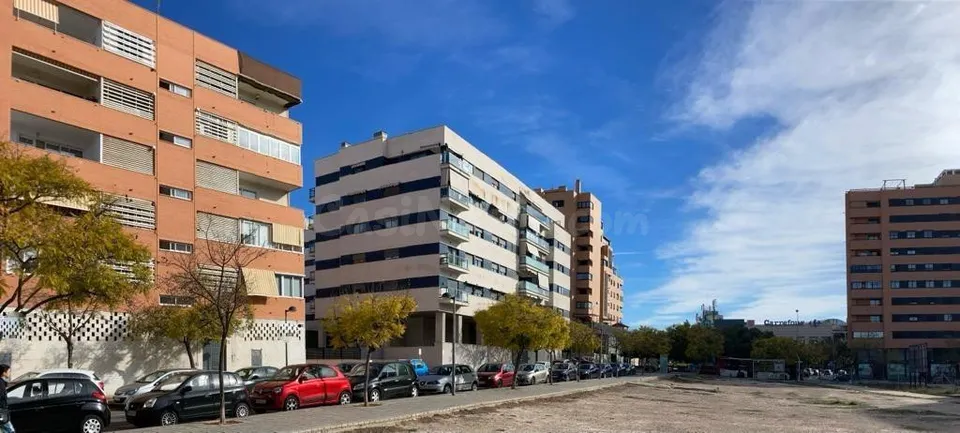 Se vende local comercial de 138 m2 en Alicante, zona  Gran Via