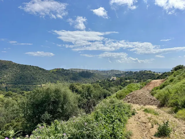 Parcela exclusiva Montemayor Benahavís con vistas al mar