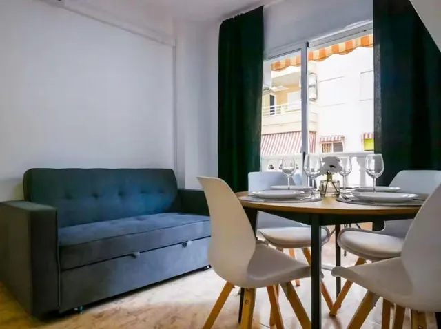 Apartamento con balcón, Alicante, Torrevieja. 2 habitaciones, 51 m2, 700 metros del mar — 2