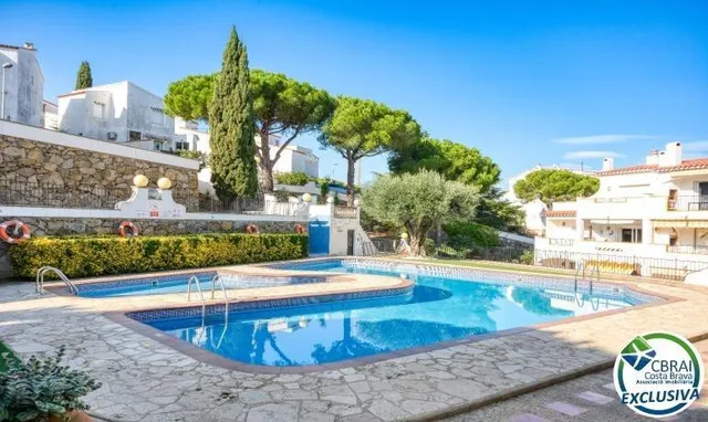Apartamento con terraza, piscina, parking y licencia turísti - foto 2