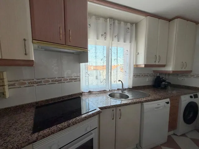URBAMAR ALQUILA: Exclusivo Ático-Dúplex con Gran Terraza y Vistas a las Torres en Madrid — 5