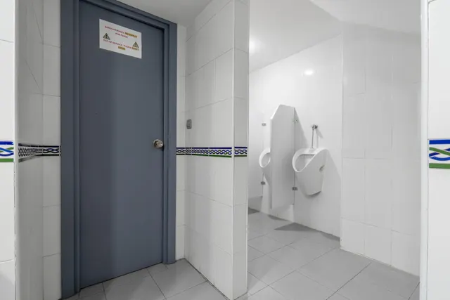 Venta de amplio y funcional local en zona inmejorable (avda. madrid) - Granada — 19