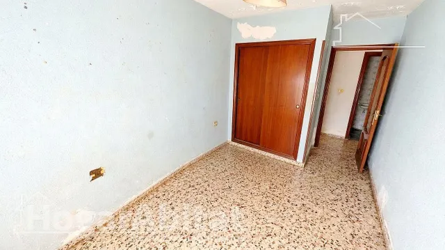 ¡Oportunidad cerca del mar! Acogedor para reformar en residencial con balcón, piscina y dos garajes — 9