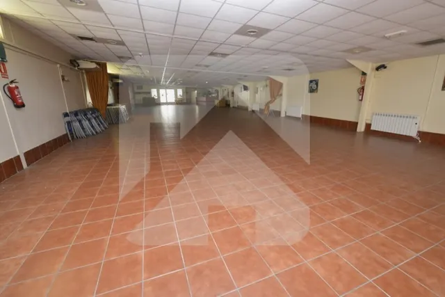 SALÓN PARA EVENTOS CON COCINA Y BARRA — 5